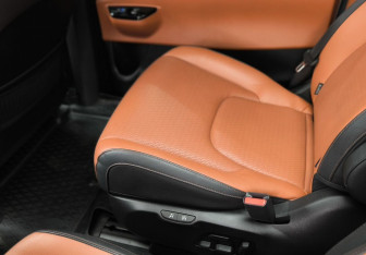 Подержанный автомобиль Kia Carnival 2021 года (16 фото)