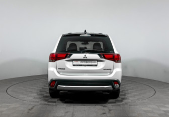 Подержанный автомобиль Mitsubishi Outlander 2018 года (6 фото)