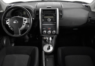 Подержанный автомобиль Nissan X-Trail 2010 года (13 фото)