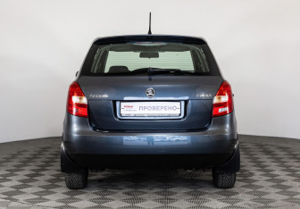 Подержанный автомобиль Skoda Fabia Hatchback 2013 года (6 фото)