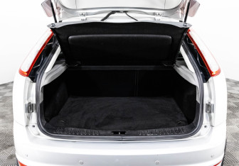 Подержанный автомобиль Ford Focus Hatchback 2011 года (16 фото)