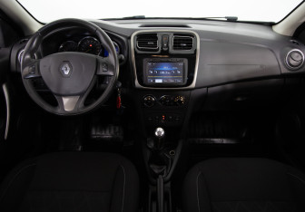 Подержанный автомобиль Renault Sandero 2015 года (9 фото)