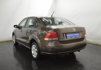 Подержанный автомобиль Volkswagen Polo Sedan 2015 года (7 фото)