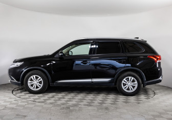 Подержанный автомобиль Mitsubishi Outlander 2017 года (8 фото)