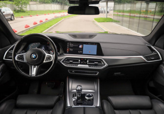 Подержанный автомобиль BMW X5 2021 года (13 фото)