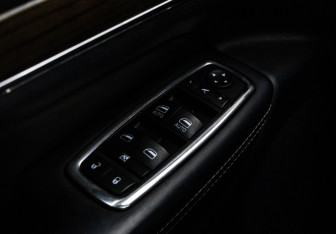 Подержанный автомобиль Jeep Grand Cherokee 2013 года (17 фото)