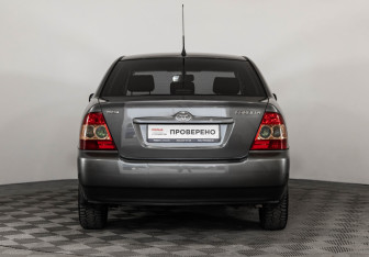 Подержанный автомобиль Toyota Corolla Sedan 2005 года (6 фото)