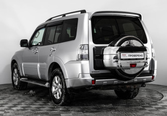 Подержанный автомобиль Mitsubishi Pajero 2013 года (7 фото)