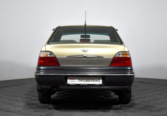 Подержанный автомобиль Daewoo Nexia Sedan 2007 года (6 фото)