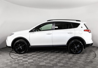 Подержанный автомобиль Toyota RAV4 2018 года (8 фото)