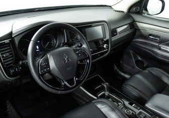 Подержанный автомобиль Mitsubishi Outlander 2020 года (11 фото)