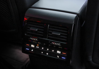 Подержанный автомобиль Volkswagen Touareg 2021 года (36 фото)