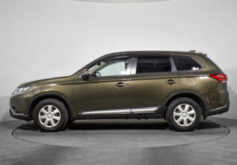 Подержанный автомобиль Mitsubishi Outlander 2019 года (8 фото)