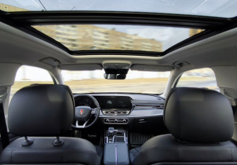 Подержанный автомобиль Hongqi HS5 2024 года (25 фото)