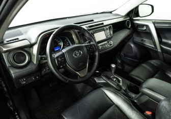 Подержанный автомобиль Toyota RAV4 2013 года (11 фото)