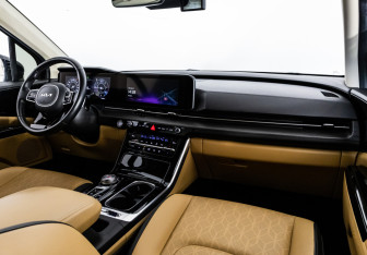 Подержанный автомобиль Kia Carnival 2022 года (9 фото)