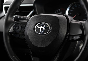 Подержанный автомобиль Toyota Corolla Sedan 2019 года (12 фото)
