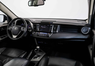 Подержанный автомобиль Toyota RAV4 2017 года (11 фото)