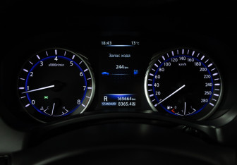 Подержанный автомобиль Infiniti Q50 2016 года (12 фото)