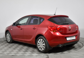 Подержанный автомобиль Opel Astra Hatchback 2011 года (7 фото)