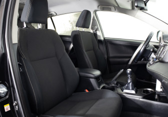 Подержанный автомобиль Toyota RAV4 2016 года (12 фото)