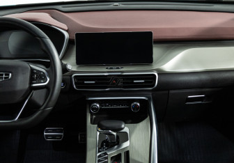 Подержанный автомобиль Geely Coolray 2023 года (14 фото)