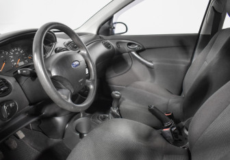 Подержанный автомобиль Ford Focus Sedan 2004 года (9 фото)