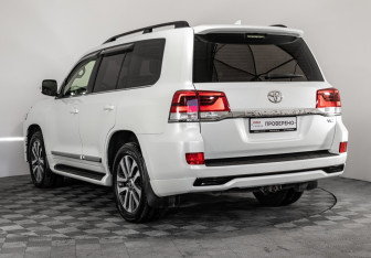 Подержанный автомобиль Toyota Land Cruiser Suv 2016 года (7 фото)