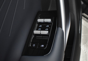 Подержанный автомобиль Geely Atlas 2024 года (20 фото)
