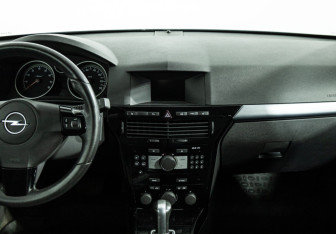 Подержанный автомобиль Opel Astra Hatchback 2007 года (14 фото)