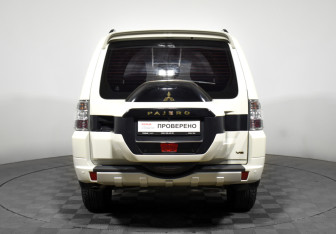 Подержанный автомобиль Mitsubishi Pajero 2021 года (6 фото)