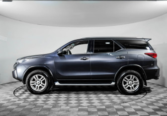 Подержанный автомобиль Toyota Fortuner 2017 года (8 фото)