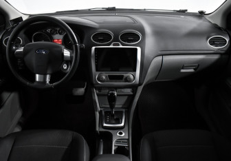 Подержанный автомобиль Ford Focus Hatchback 2010 года (14 фото)