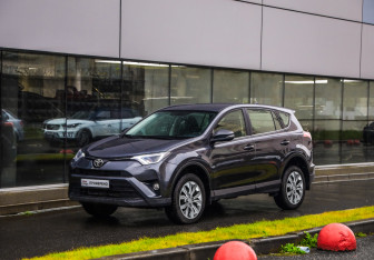 Подержанный автомобиль Toyota RAV4 2015 года (3 фото)