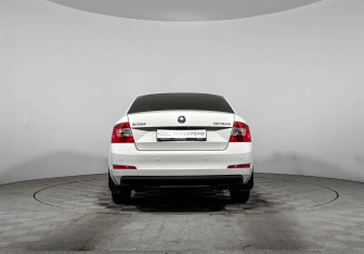 Подержанный автомобиль Skoda Octavia Liftback 2015 года (6 фото)