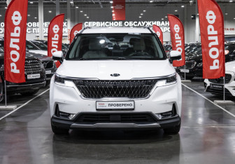 Подержанный автомобиль Kia Carnival 2020 года (3 фото)