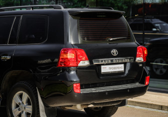 Подержанный автомобиль Toyota Land Cruiser Suv 2013 года (12 фото)