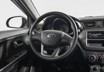 Подержанный автомобиль Kia Rio Sedan 2013 года (14 фото)