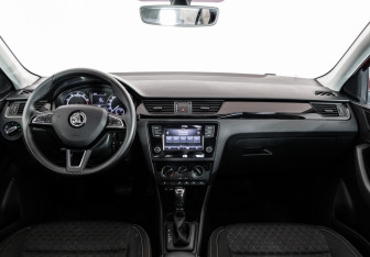 Подержанный автомобиль Skoda Rapid Liftback 2017 года (10 фото)