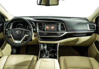 Подержанный автомобиль Toyota Highlander 2014 года (13 фото)