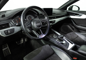 Подержанный автомобиль Audi A4 Sedan 2018 года (11 фото)