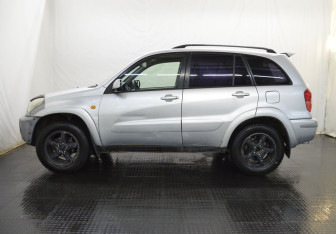 Подержанный автомобиль Toyota RAV4 2001 года (8 фото)