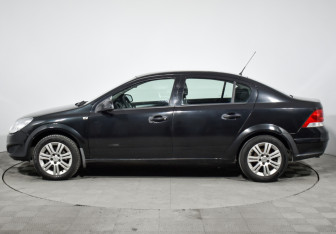 Подержанный автомобиль Opel Astra Sedan 2012 года (8 фото)