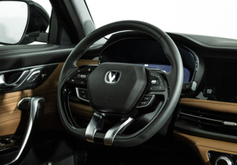 Подержанный автомобиль Changan CS95 2024 года (25 фото)