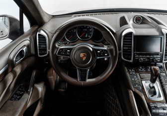 Подержанный автомобиль Porsche Cayenne 2015 года (19 фото)