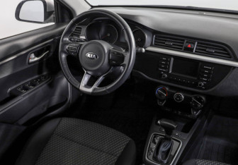 Подержанный автомобиль Kia Rio Hatchback 2019 года (9 фото)