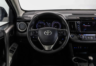 Подержанный автомобиль Toyota RAV4 2017 года (13 фото)