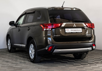 Подержанный автомобиль Mitsubishi Outlander 2016 года (7 фото)