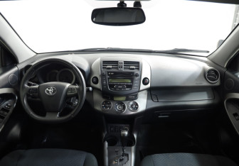 Подержанный автомобиль Toyota RAV4 2011 года (9 фото)
