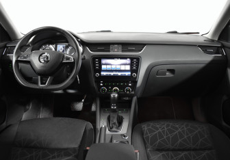 Подержанный автомобиль Skoda Octavia Liftback 2020 года (11 фото)